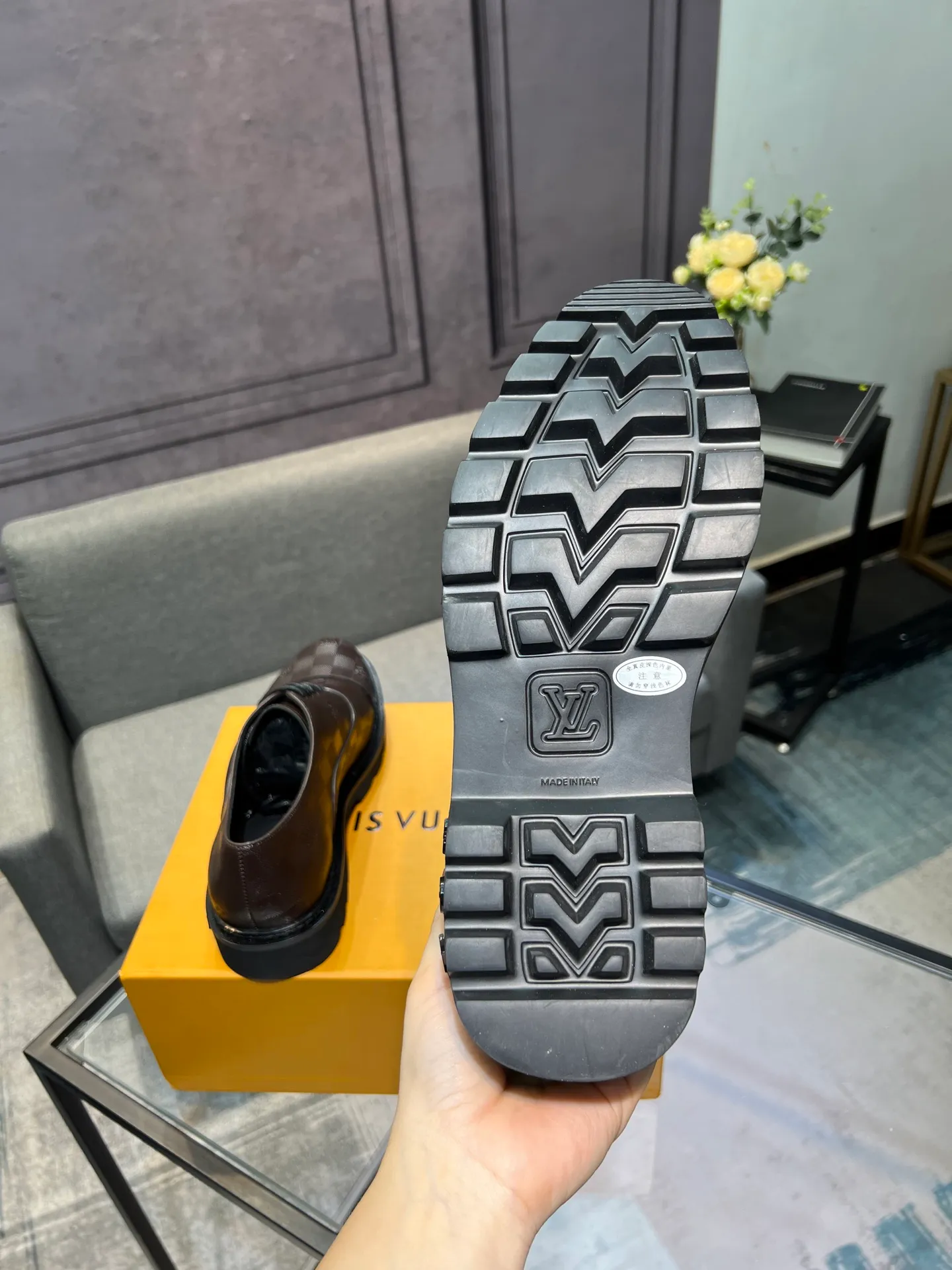 Men's shoes 💰820 [LV] - High-end quality - Upper: 🔝 tumbled cowhide, Nappa cowhide, brand logo sewn on shoe body - Lining: cowhide, foot pads; water-dyed cowhide - Outsole: TPR·rubber foam; two-color molded outsole -Super high quality control·Fine workmanship: highlighted (high-end·luxury·grade) -Size: 39-44 (38 45 can be customized)